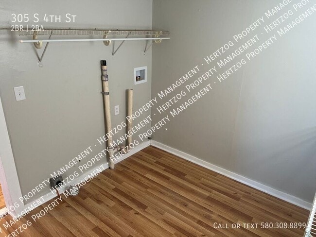 Building Photo - 305 S 4th St