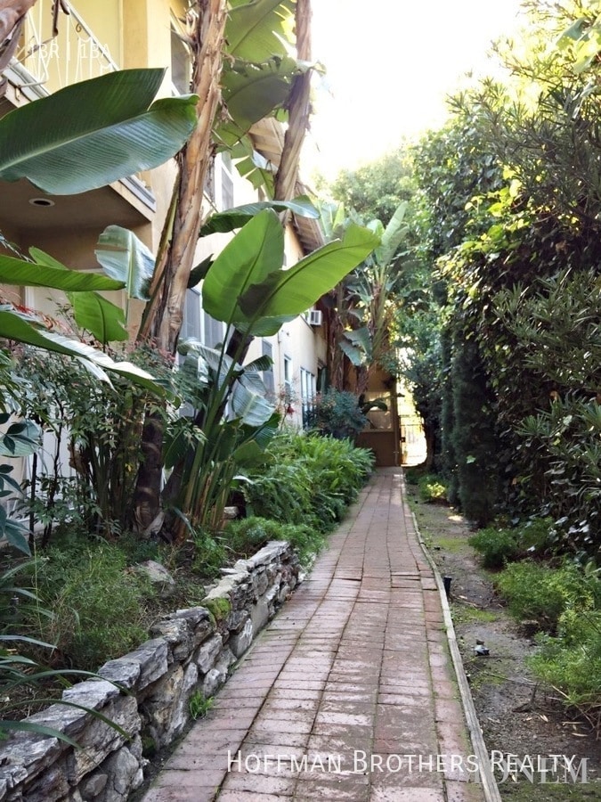 Building Photo - 2001 Beachwood Dr