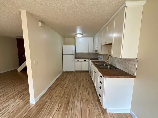 Building Photo - Updated 2BR Apartment | No Shared Walls | ...