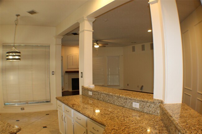Building Photo - 642 Avery Dr