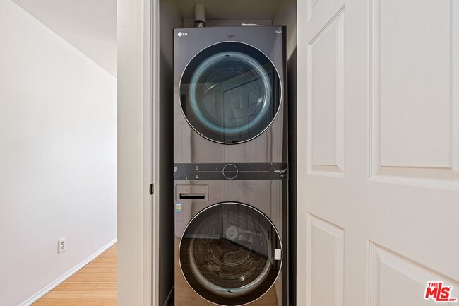 Building Photo - 102 N Sweetzer Ave