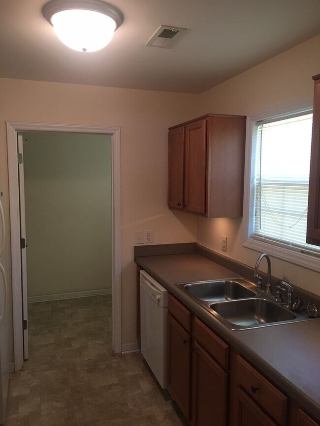Building Photo - CHARMING 3 BEDROOM HOME IN NEW BERN!