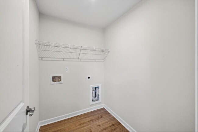 Building Photo - Like-New Harlem Home!