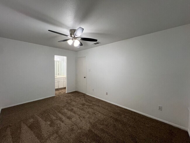 Building Photo - Oakwood521 Units A/B