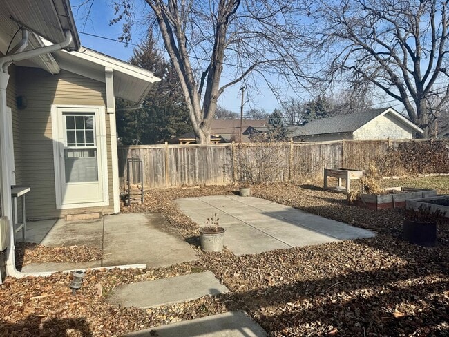 Building Photo - **AVAILABLE NOW** Centrally located 3-bedroom 2-bath