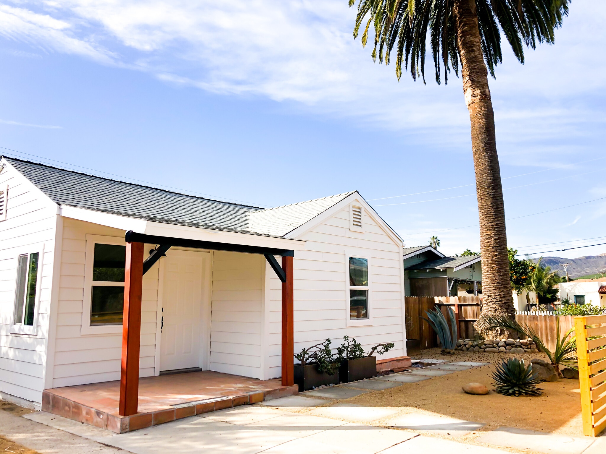 Front - 162 Comstock Dr