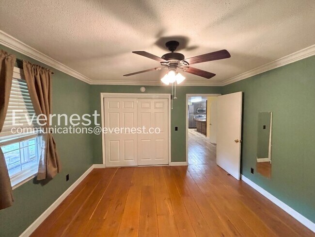 Building Photo - 2 Bed/1 Bath Home with Carport / Pet-Friendly / Available Now!