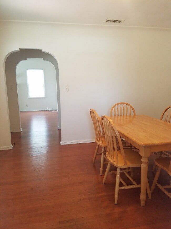 Building Photo - 8437 Naylor Ave