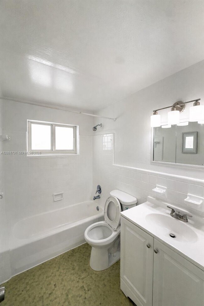 Building Photo - 935 Bay Dr