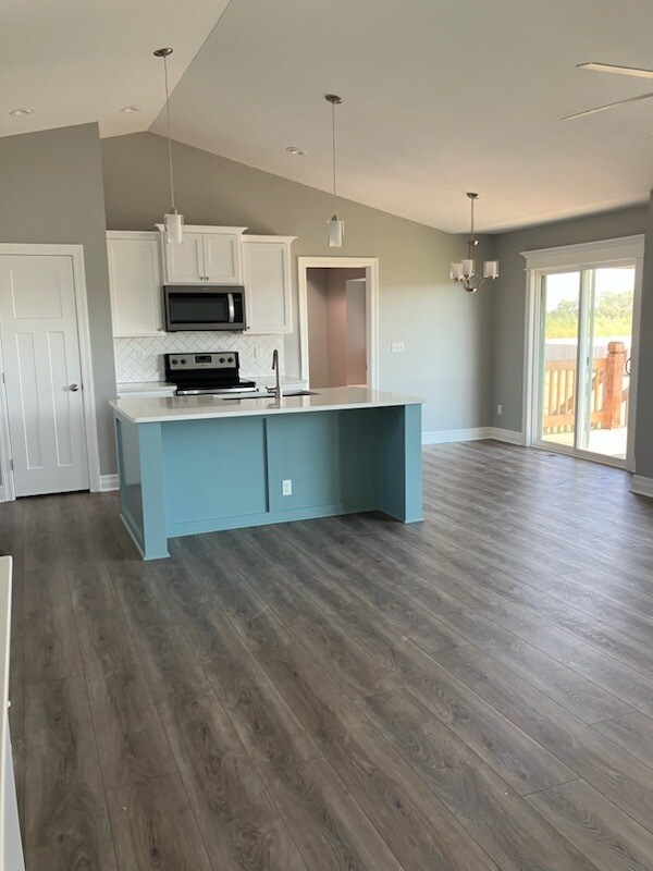 Building Photo - 1558 N Aster Cir