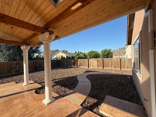 Building Photo - 1665 Highland Dr