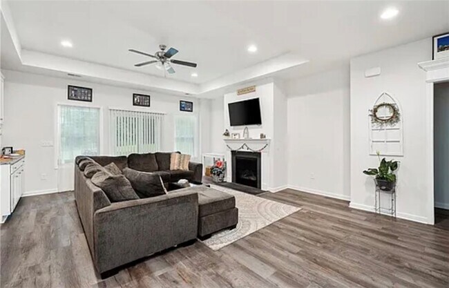 Building Photo - 490 Twin View Dr