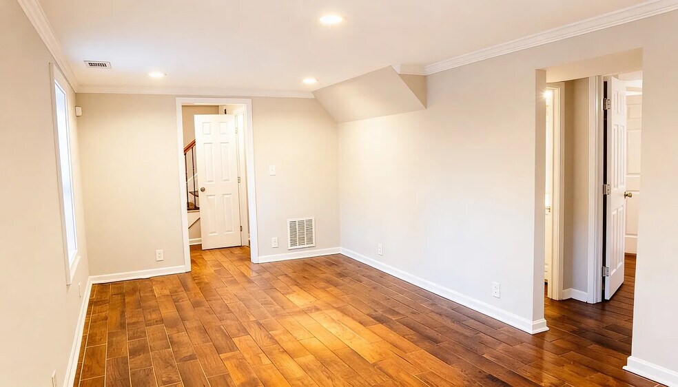 Building Photo - Room in House on York Rd