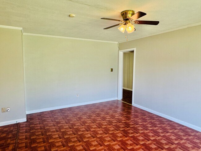 Building Photo - 3-Bedroom -Bright, Charming, and Move-In R...