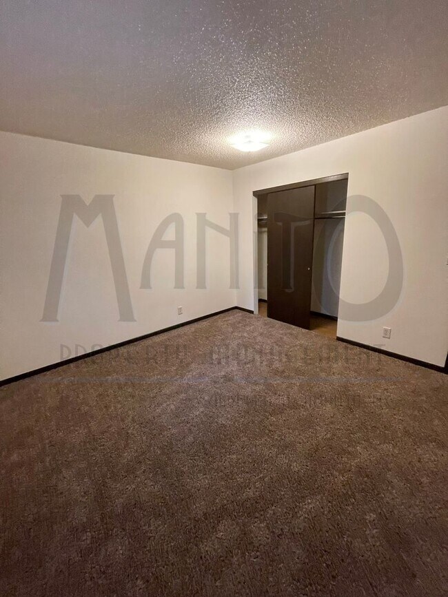 Building Photo - Large Clean Duplex