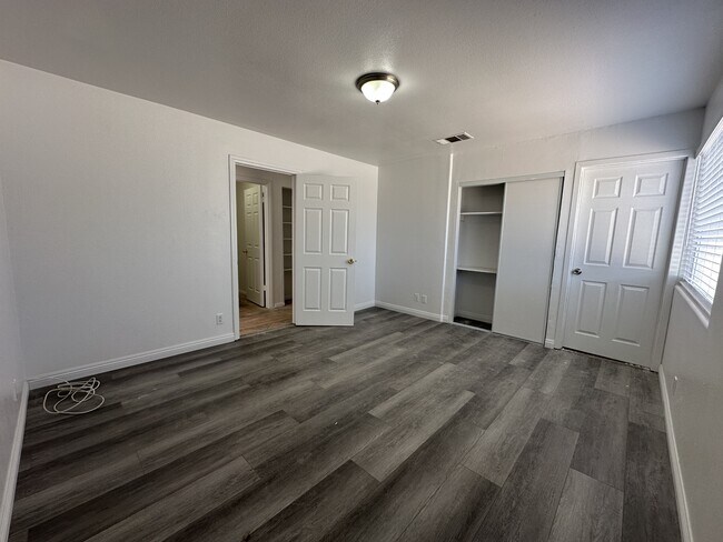 Building Photo - 6905 Singing Dunes Ln