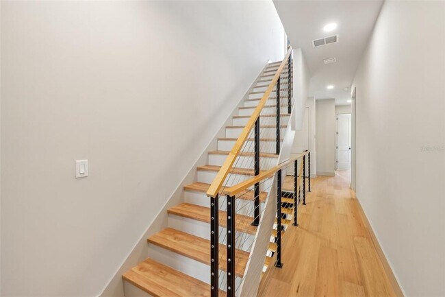 Building Photo - 1412 S Moody Ave