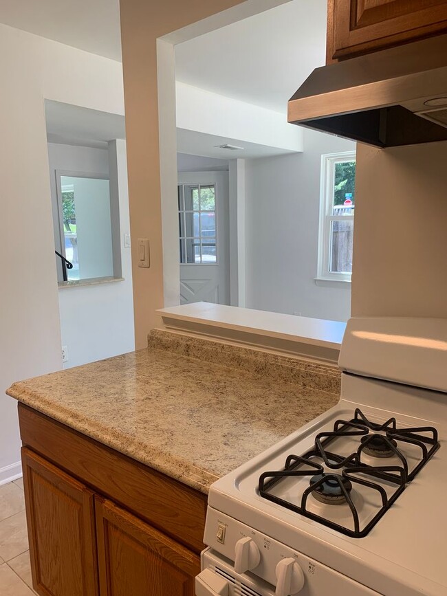 Building Photo - 2 Story, 3 bedroom, 1.5 bath Townhome in Glen Burnie