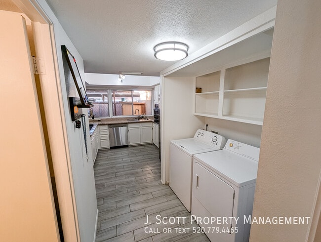 Building Photo - 1618 E Dunbar Dr