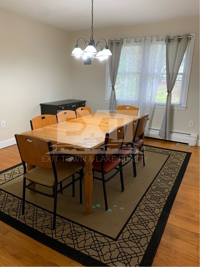 Building Photo - Fully Furnished 3 Bedroom/2 Bathroom Home ...