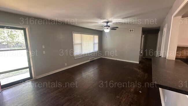 Building Photo - $1200 - 3 bed 1 bath - Single Family Home