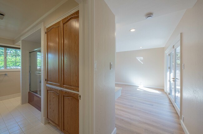 Building Photo - 509 Manor Dr