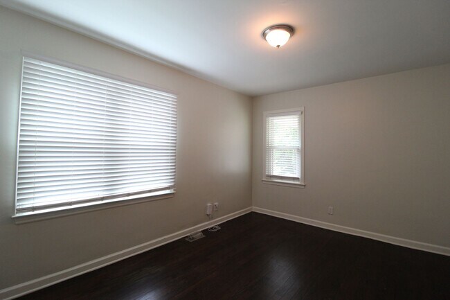 Building Photo - 2 Bedroom 1 Bath Home In Fairway KS