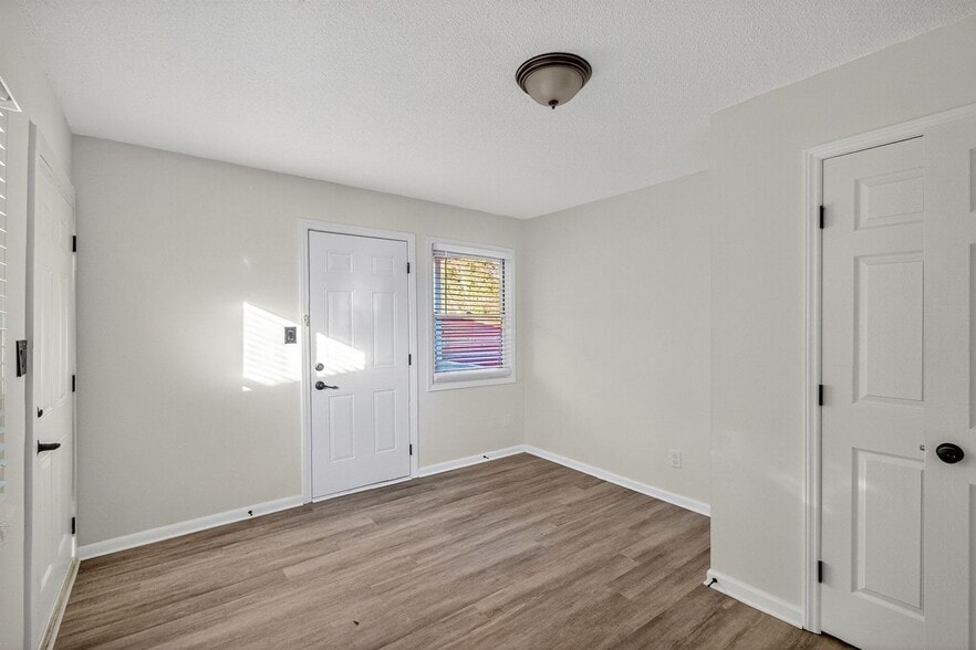 Building Photo - 323 S Columbia St