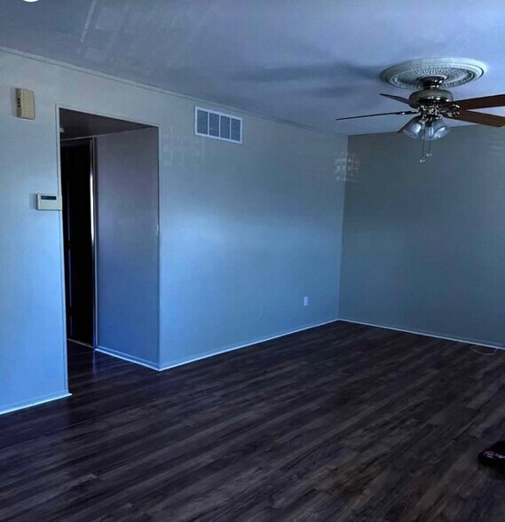 Building Photo - 570 Jamestown Ct