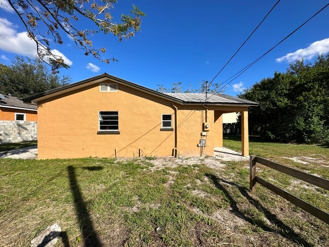 Building Photo - 517 Poinsettia Rd