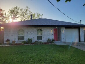Building Photo - 2208 N Bengal Rd