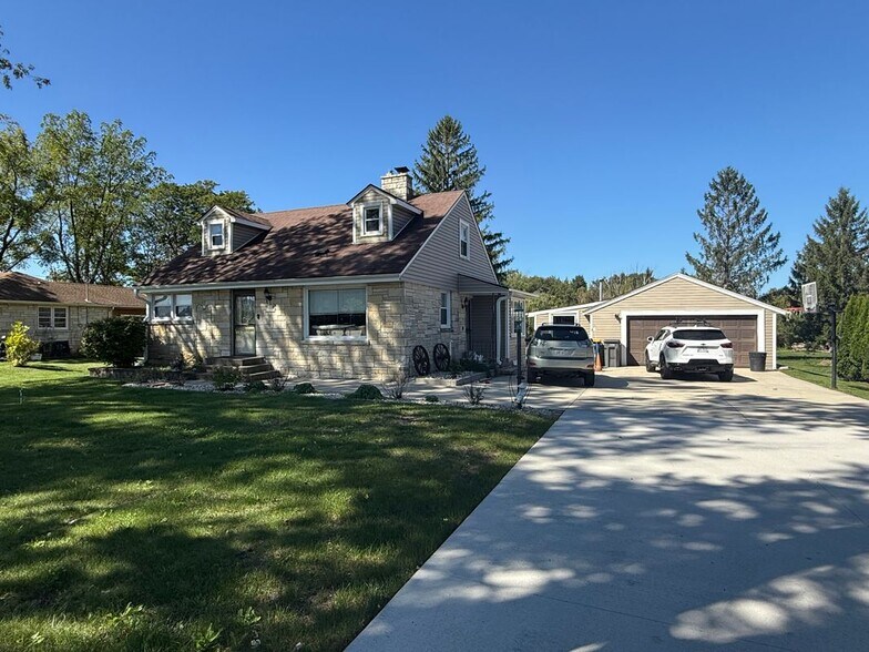 Building Photo - S80W19060 Janesville Rd