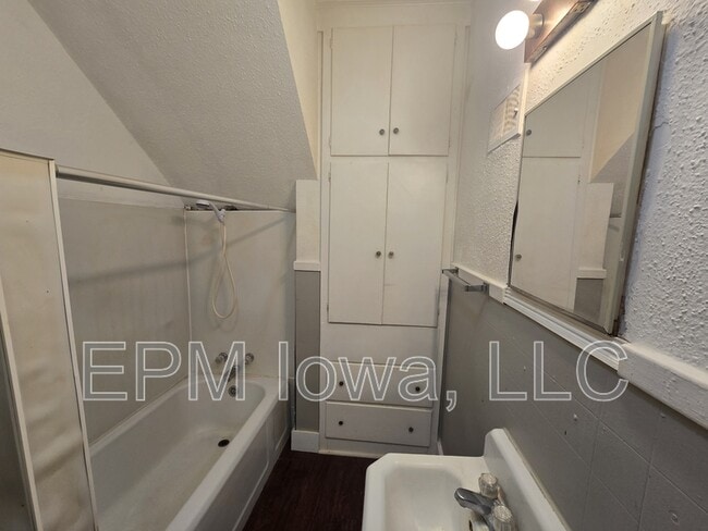 Building Photo - 408 Locust St