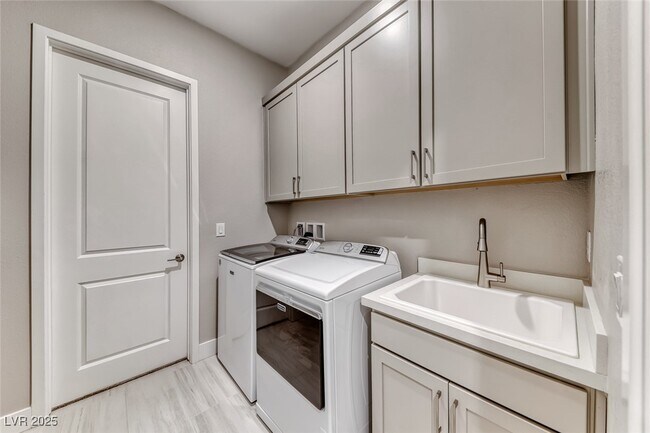 Building Photo - 375 Portus Delphini Ct