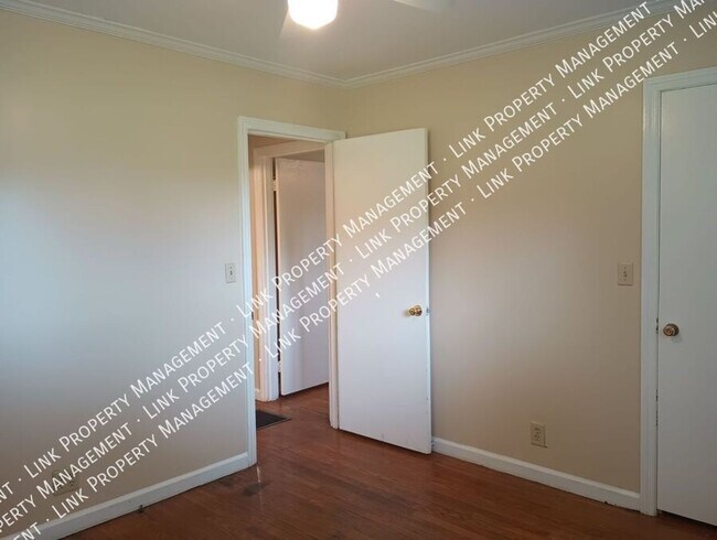 Building Photo - Don't Miss this Charming 2 bedroom with Ga...