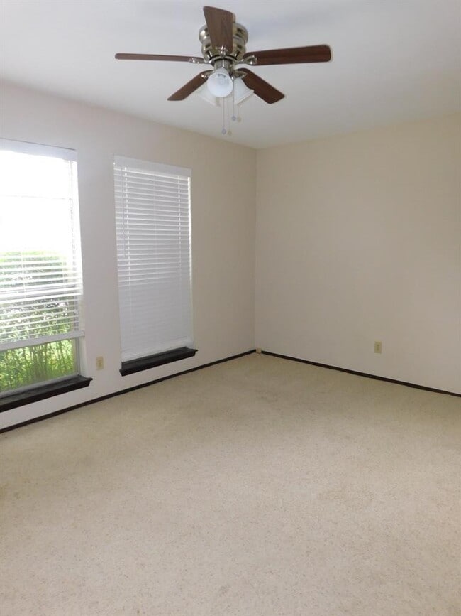 Building Photo - 2513 McGregor Dr