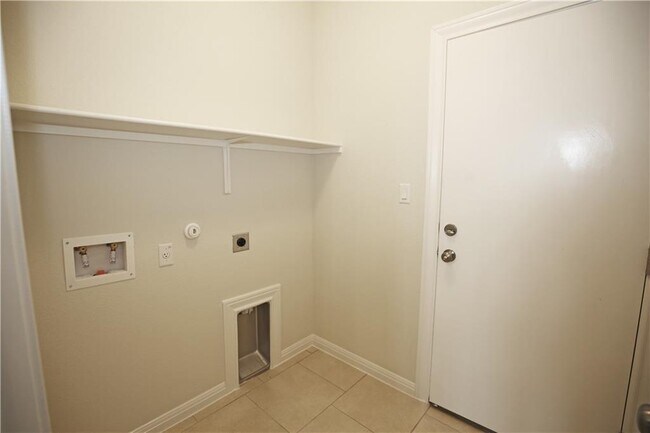 Building Photo - 15912 Cessida St