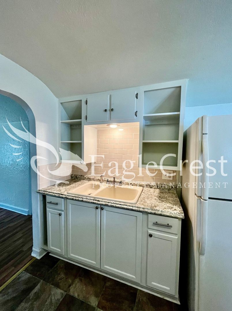 Building Photo - Comfortable 2-Bedroom Home with Fenced Yard & Washer/Dryer Hookups