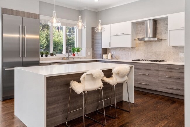 Building Photo - 1580 Beacon St