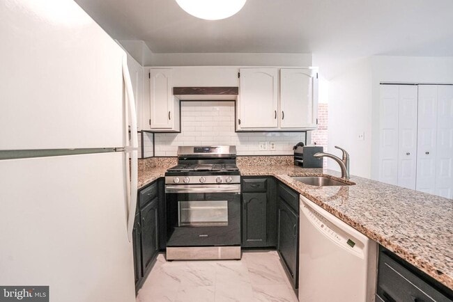 Building Photo - 4908 Sauquoit Ln