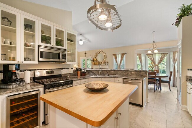 Building Photo - ***Amazing opportunity to rent this beauti...