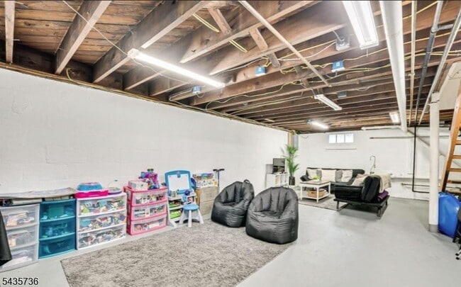 Building Photo - 5 Mayfield Pl
