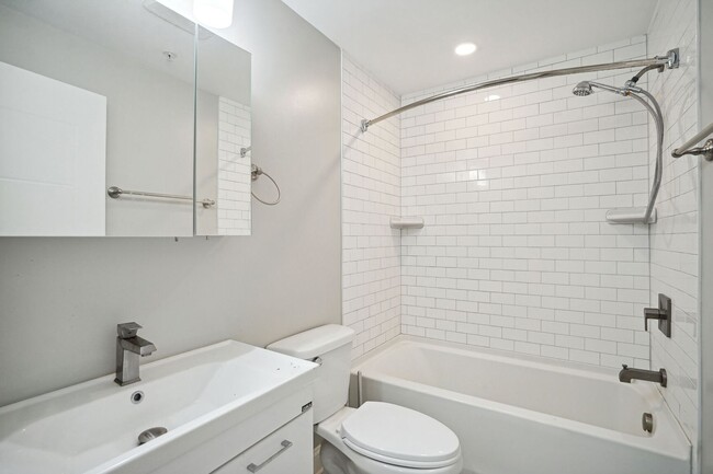 Building Photo - Available Now! 2 Bed 1 Bath Near Howard!