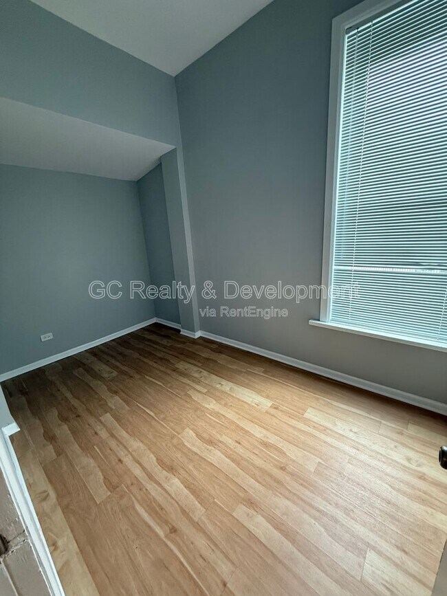Building Photo - 3609 S Giles Ave