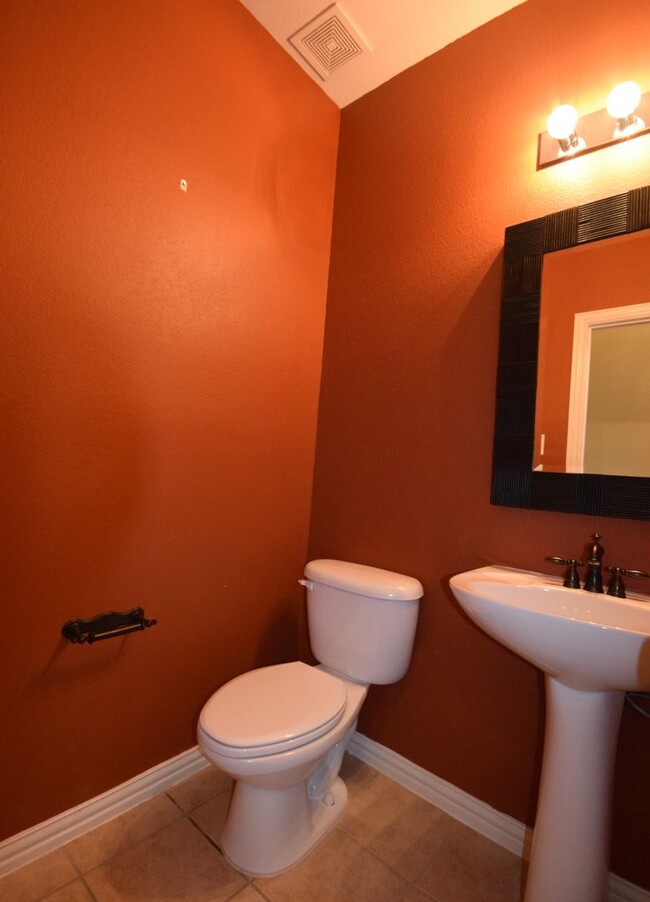 Building Photo - Beautiful 2 bed, 2.5 Bath Townhome in Plano