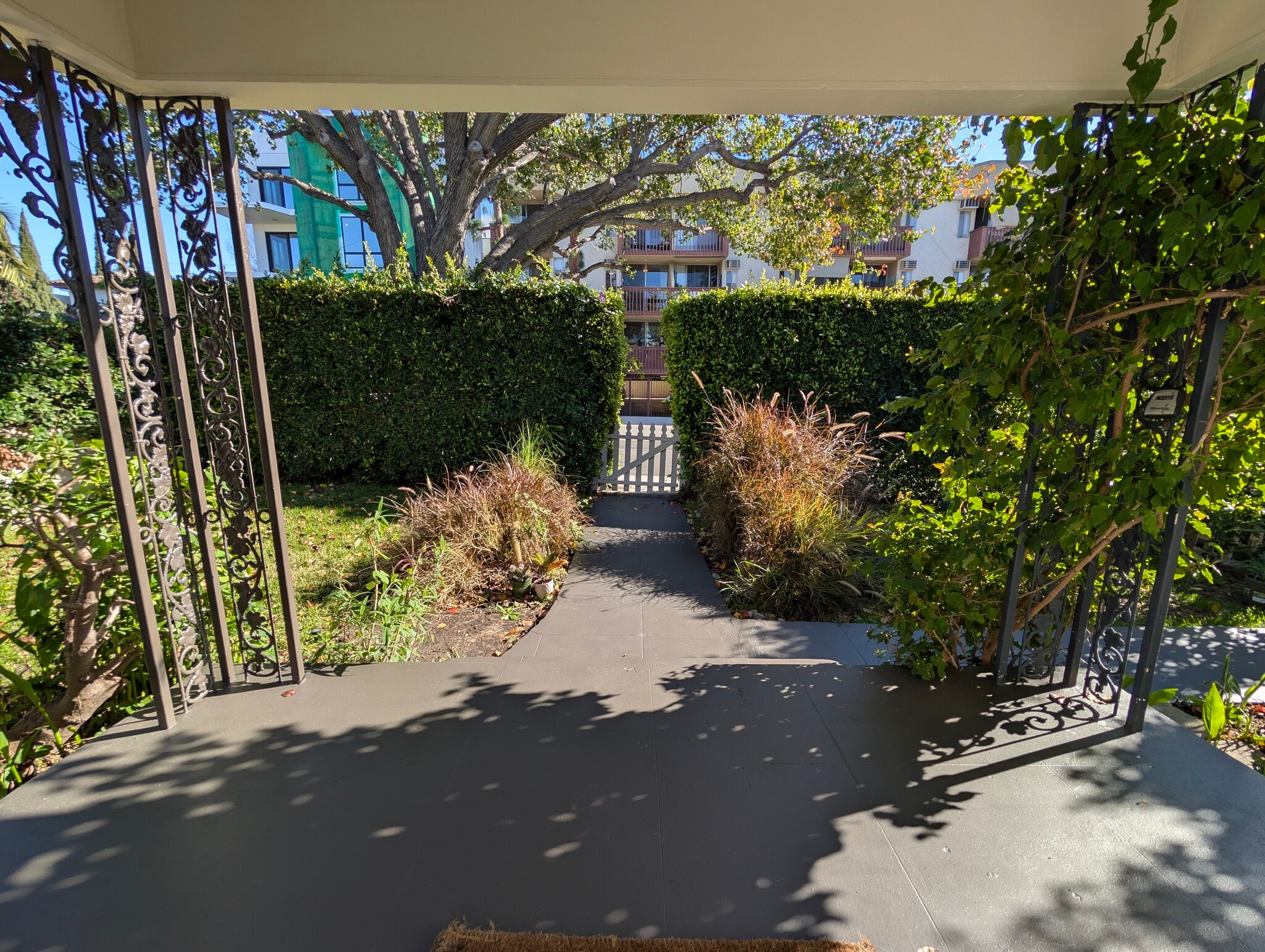 Building Photo - 849 N West Knoll Dr