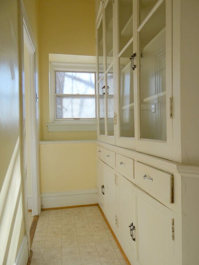 Building Photo - Charming 3 BD/2 BATH right across the stre...