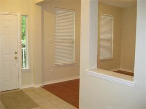 Building Photo - 10013 Lakeview Dr