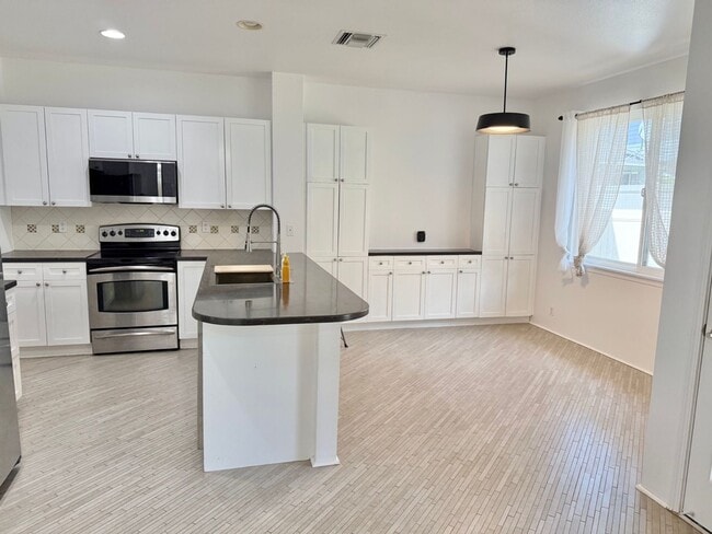 Building Photo - Beautiful 4-Bedroom, 3-Bath Former Model H...