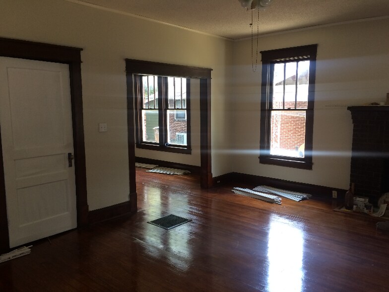 Building Photo - 617 Moulton St E